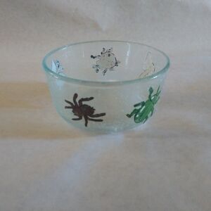 4 cup Bug themed dish. Painted with cute bugs and finished with glitter🙂
